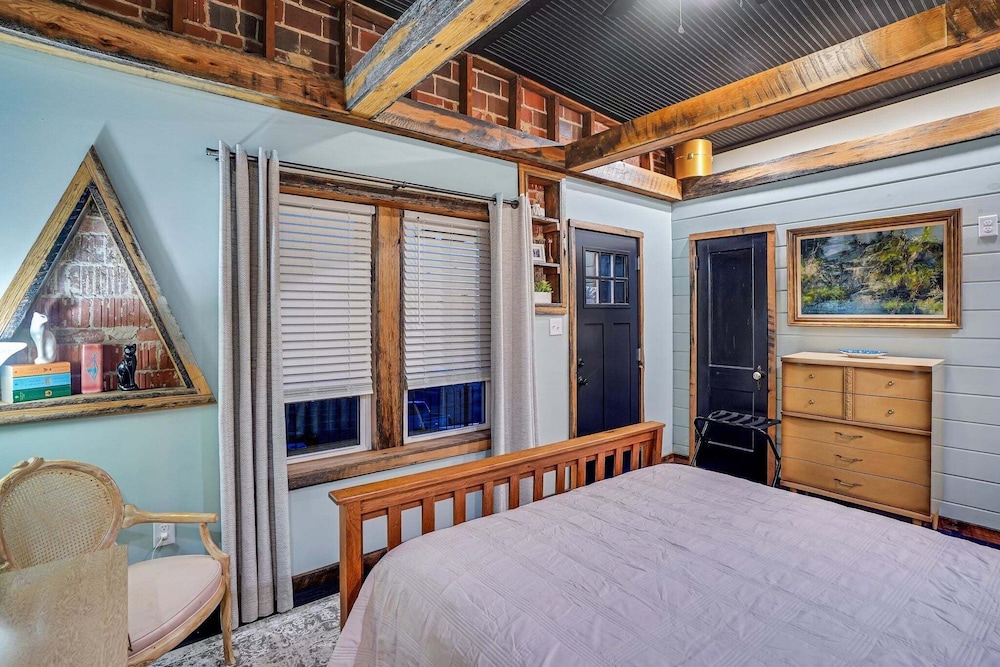 Stylish Retro Stay, Columbia House Unit D 1 Bedroom Apts