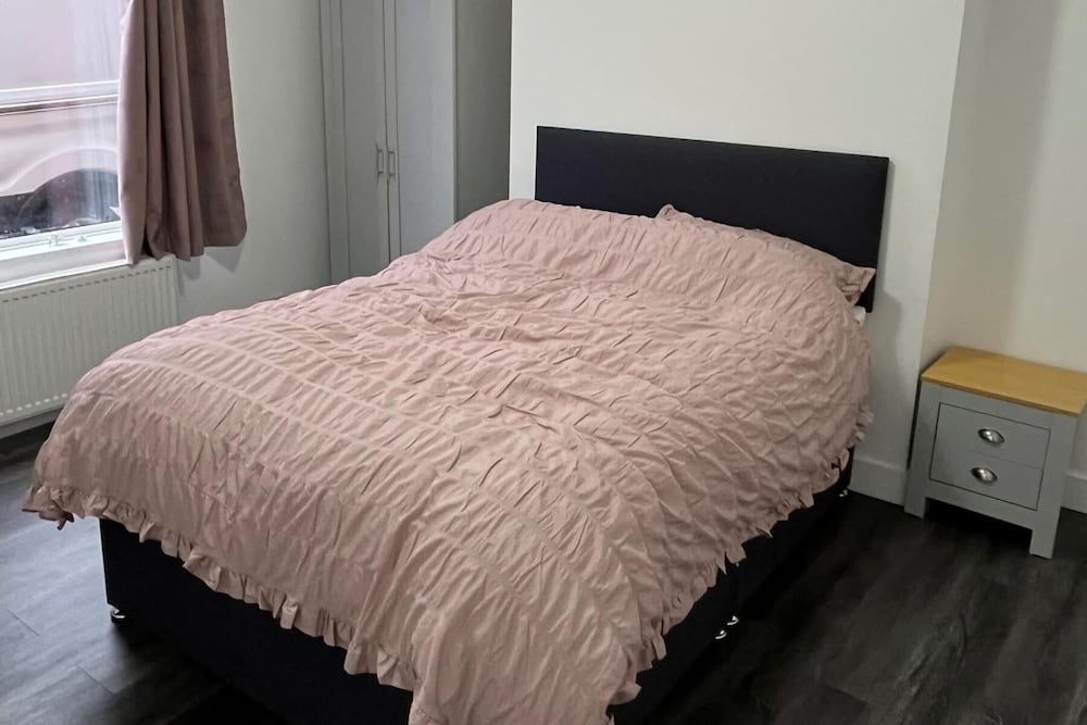 2 Bed Flat - Sleeps 4 - Parking - Wifi