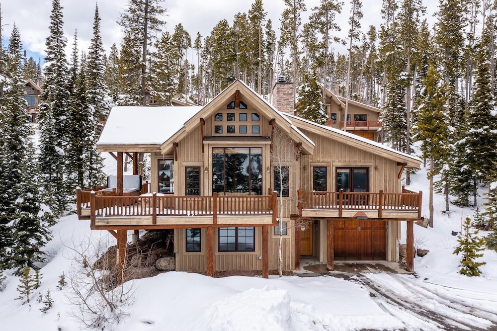 8 Happy Trails 4 Bedroom Home by RedAwning view 3