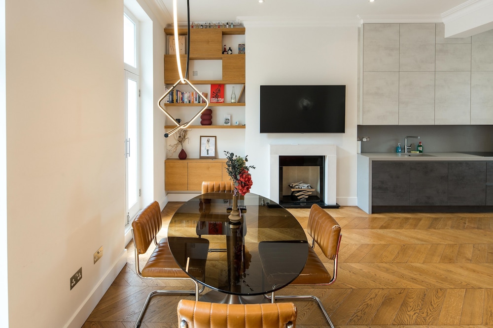 Luxury 2BD Apartment in Holland Park