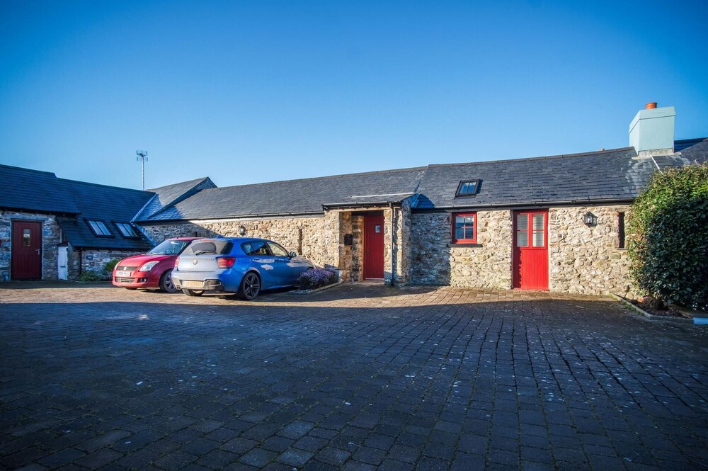 The Old Stables - 3 Bedroom Cottage - Angle