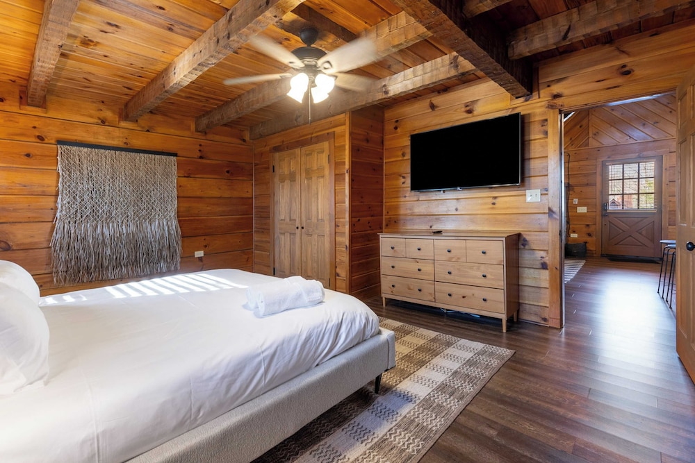2 Cabins Porch w/ Hot Tub + Views, Game Room Dudley II & III by Avantstay