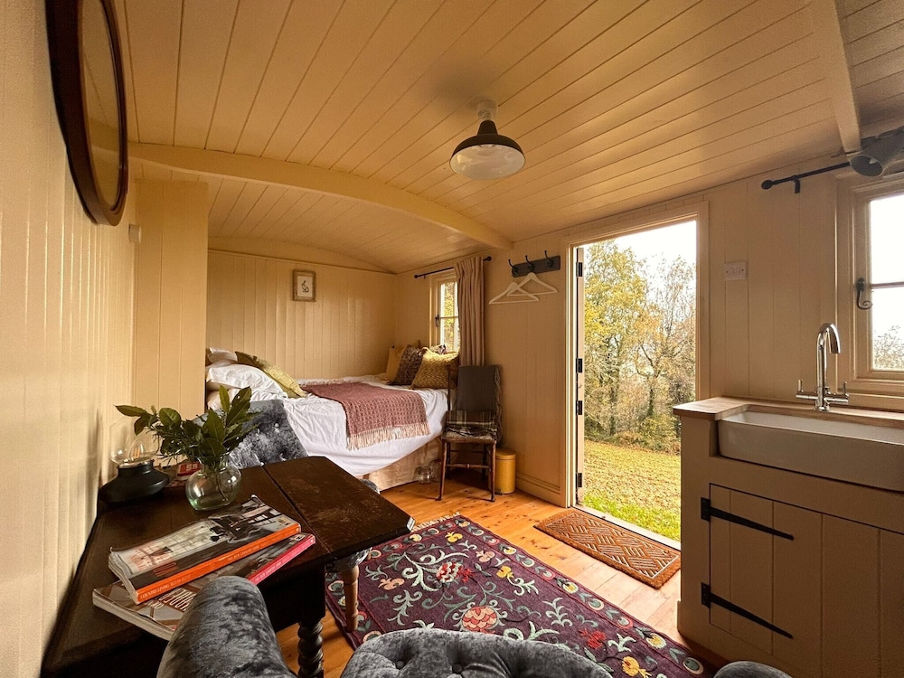Tranquil Cabin Retreat Near Chepstow