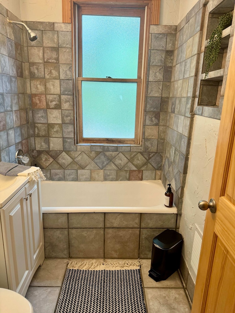 Free Parking - Prime Location - Downtown