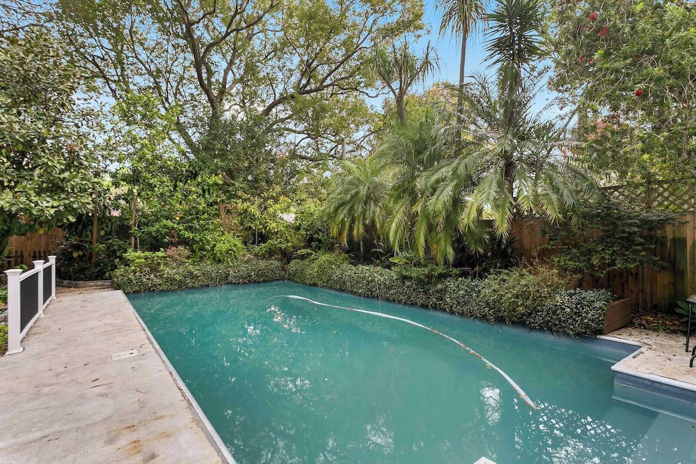 Pool House Oasis - Home for 6