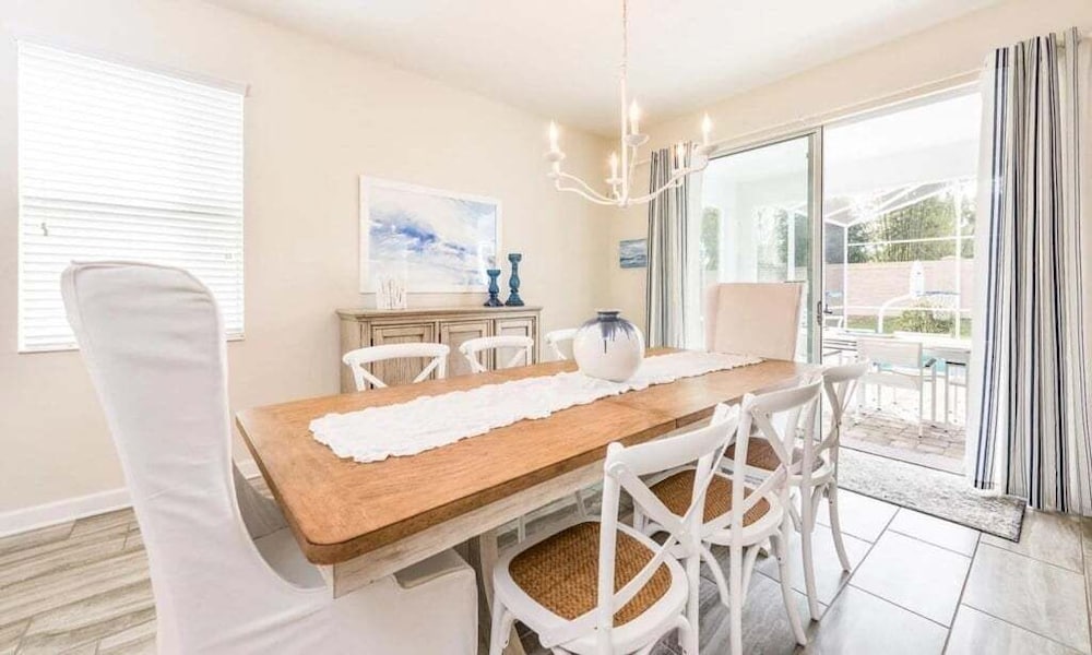 Spacious 5 Bed Pool Home With Game Room 5 Bedroom Home