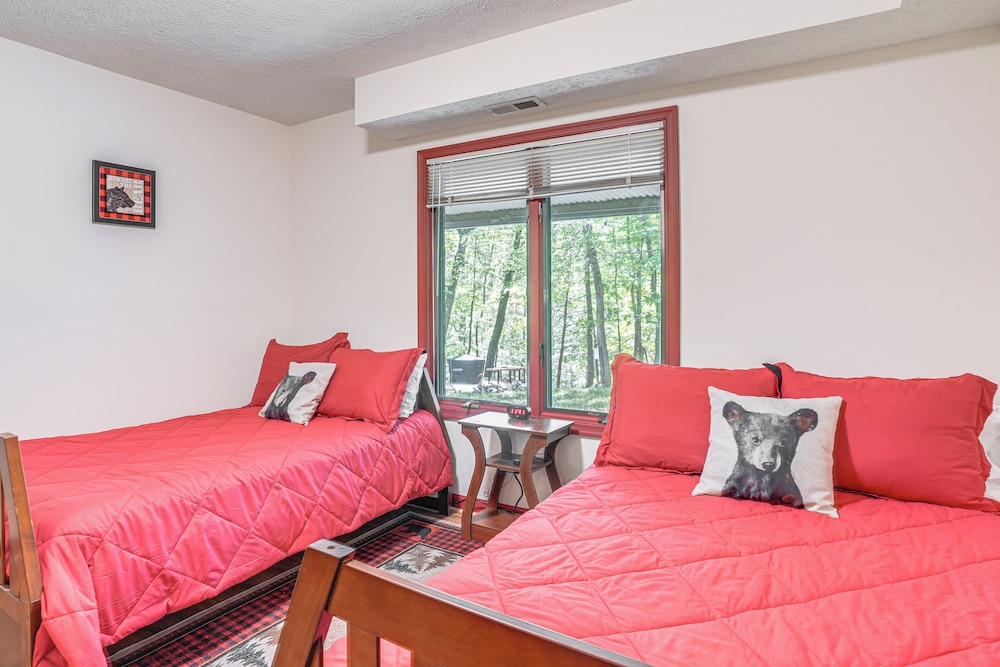 4 Mi to Massanutten Resort: Family Home w/ Views!