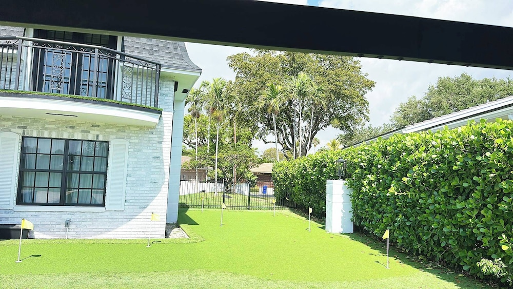 New 5 Bedroom Modern Villa on Golf Course