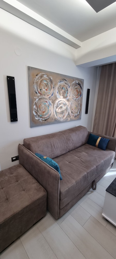 LUXSUITES