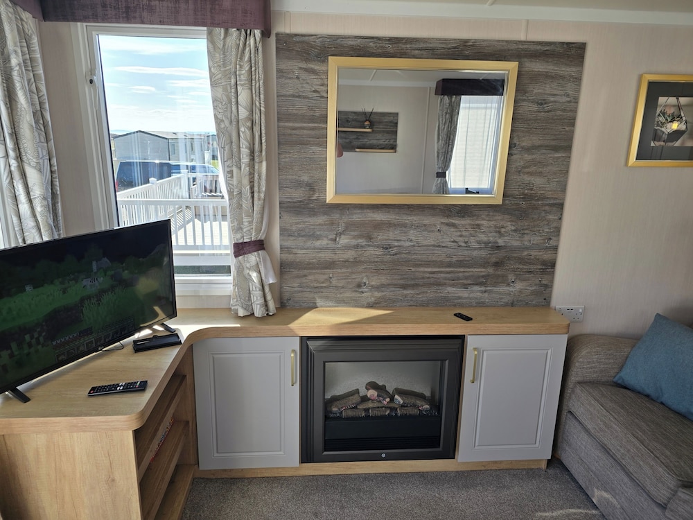 3 Bed-sleeps 8-free Parking-5 Min to Beach