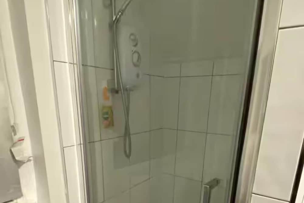 Cosy 2 Bed House - Sleeps 3, Parking & Garden