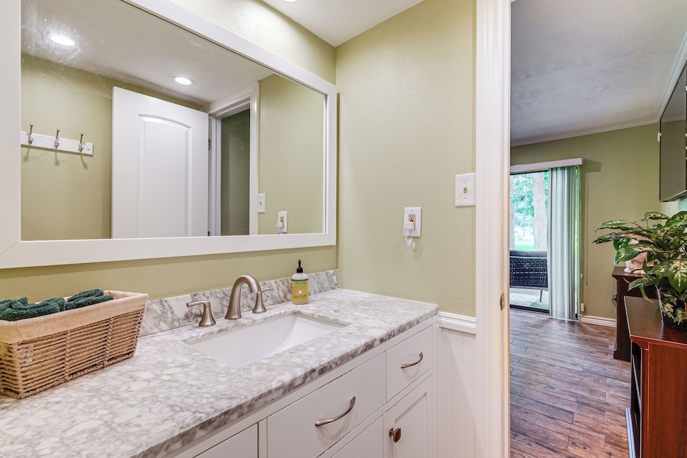Walk to Lake Conroe - Condo w/ Community Perks!
