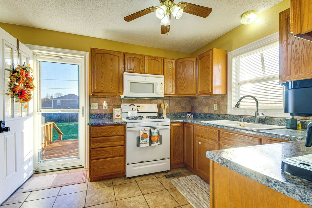 2 Mi to Stockton Lake: Family Home w/ Grill