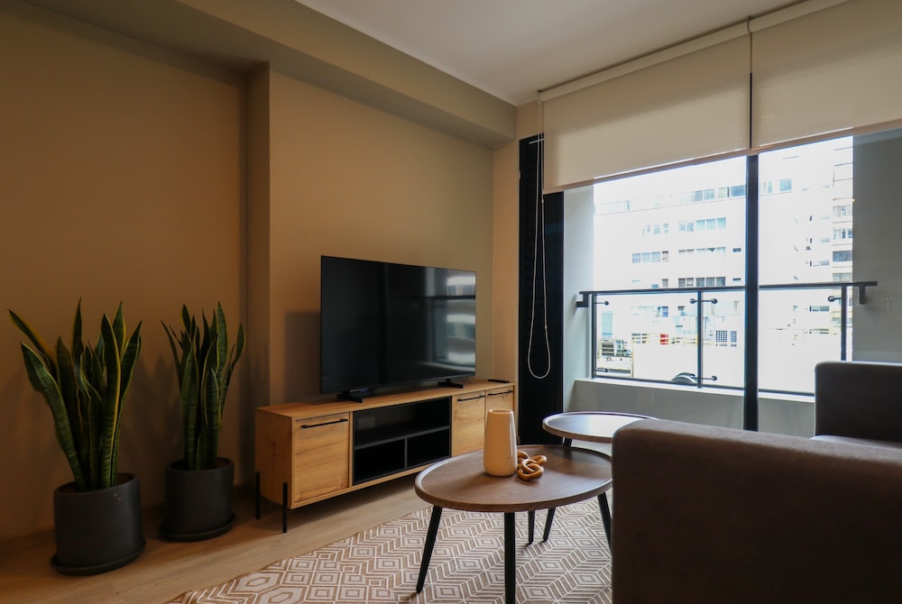 w Beautiful 2BR w Balcony in Miraflores