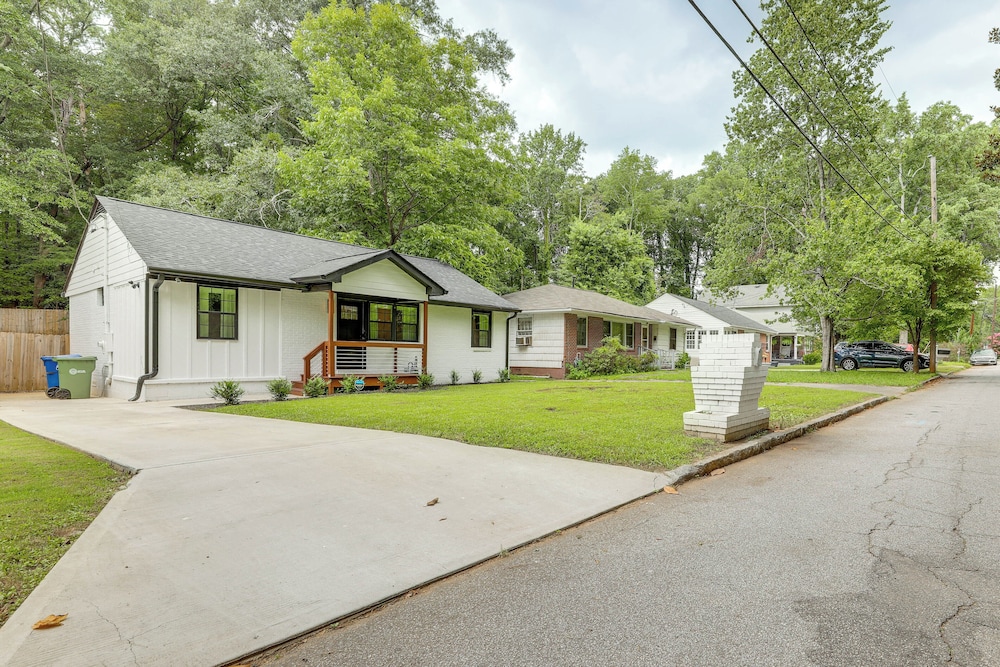 5 Mi to Dtwn Atlanta: Family Home w/ Fenced Yard