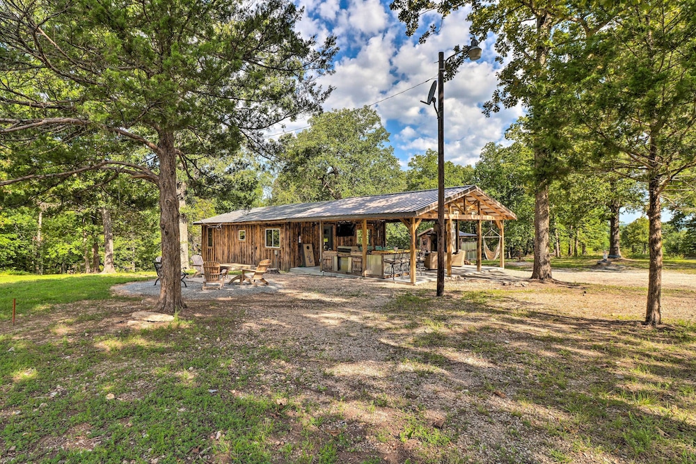 Cozy Cabin w/ Backyard Oasis: 11 Mi to Marina