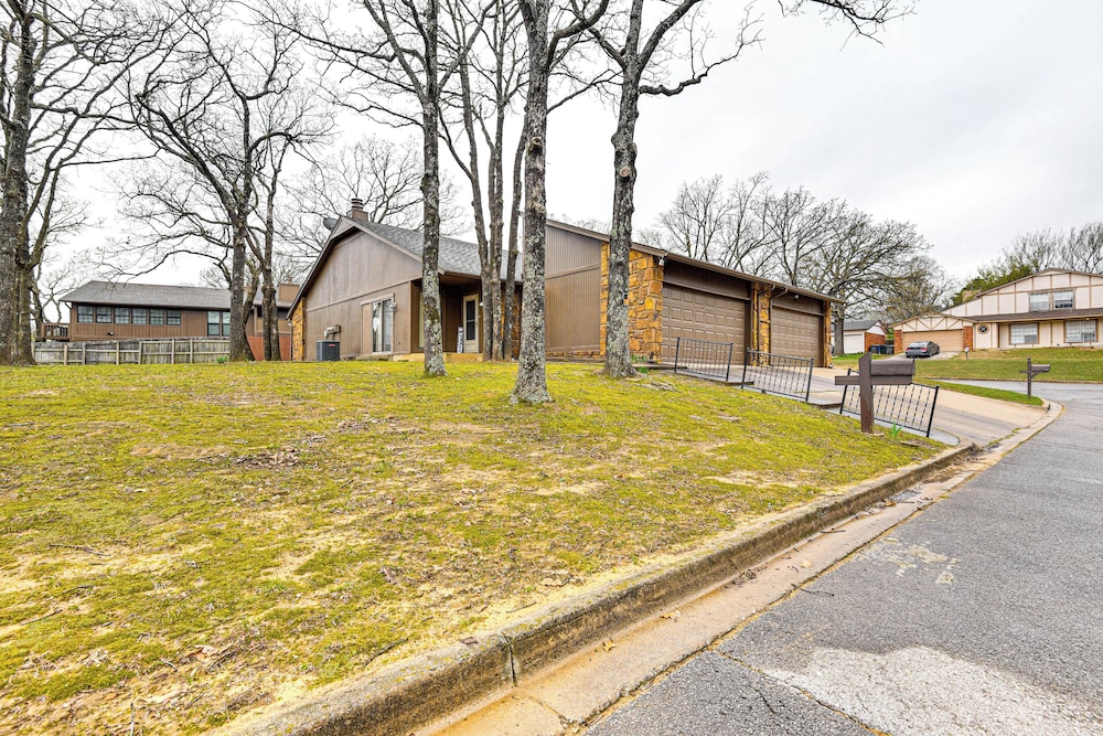 3 Mi to Downtown Tulsa: Cozy Retreat!