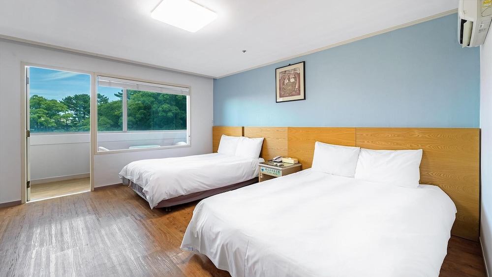 Jeju Honeycrown Hotel