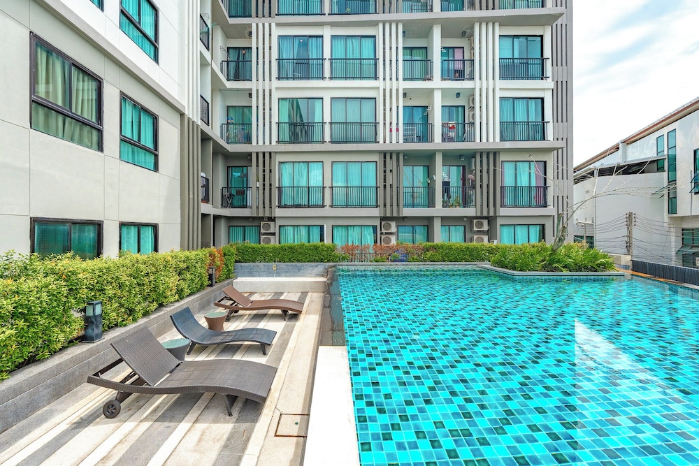 Chic Condo Near Shops & Nightlife C203