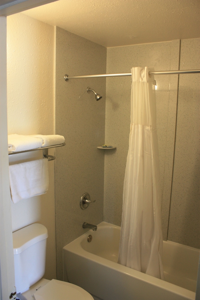 Vallejo Vacations - Express Inn - Property Image 2