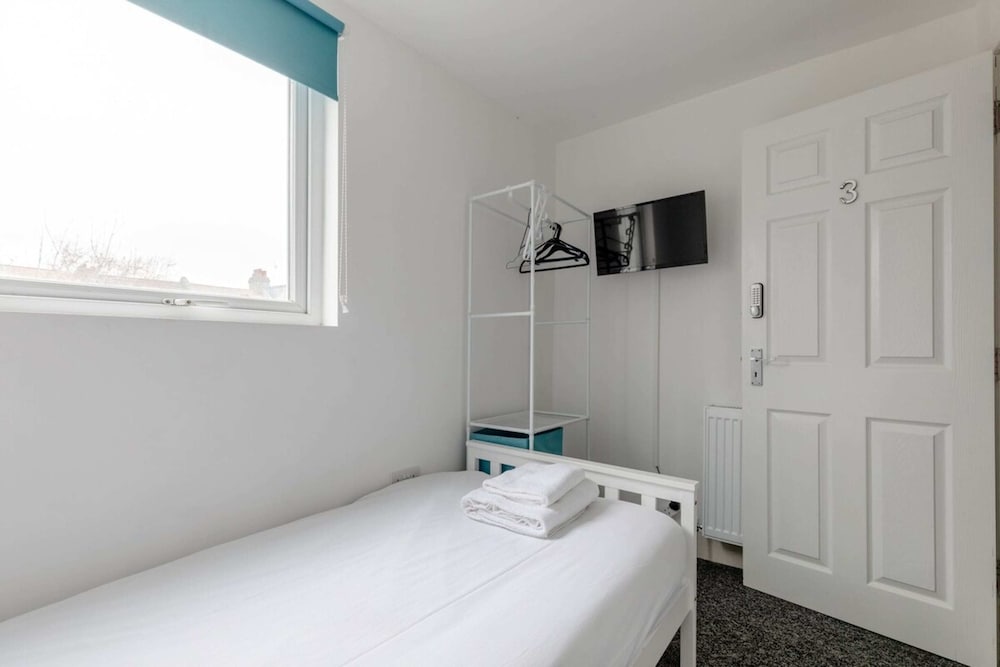 Spacious & Newly Renovated 4BD House East Ham!