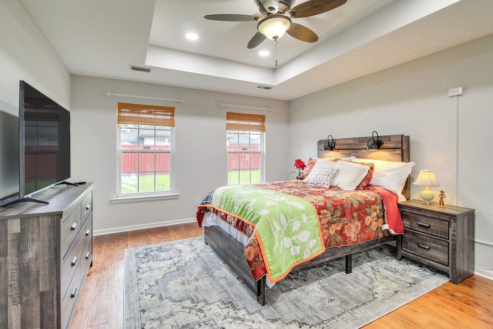 3 Mi to Oglethorpe Mall: Home w/ Fenced Yard!