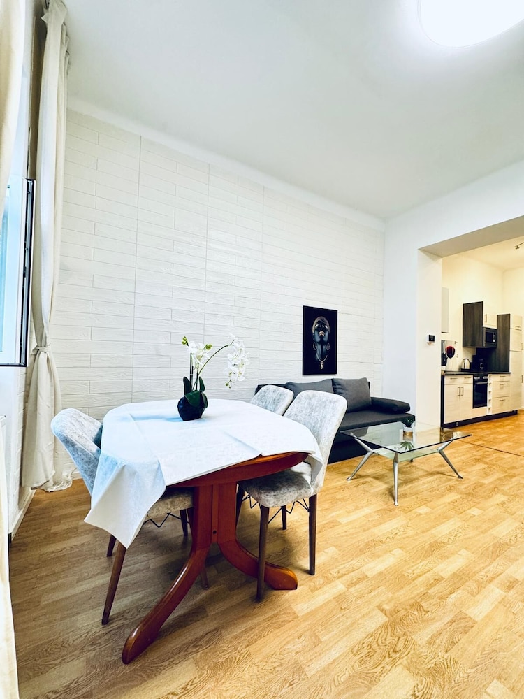 Lovely 2BR for 5 Peaceful Central Stay