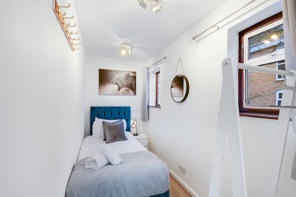 Spacious 4-Bedroom 2-Bath Home in Bywood