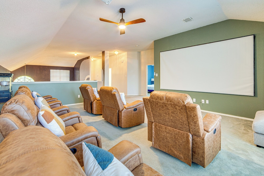 Game Room, Hot Tub & Pool! Grand Prairie Getaway