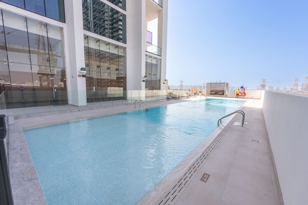 Gorgeous 1 Bedroom in Binghatti House and Sleeps 4