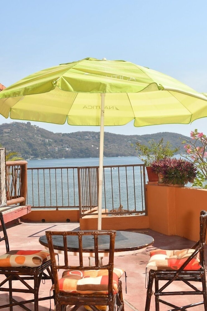 casa adriana zihuatanejo