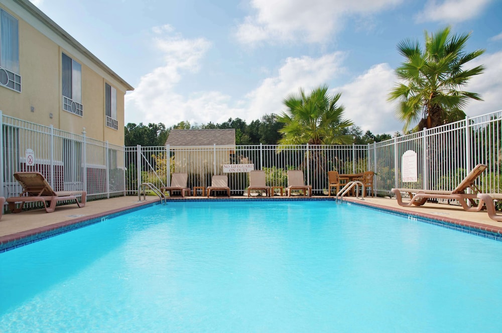 Leesville Vacations - Express Inn Leesville Ft Johnson, SureStay Collection by BW - Property Image 1