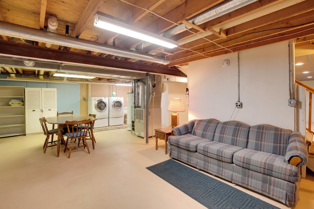 Family Gem Near the Chain of Lakes in Eagle River!