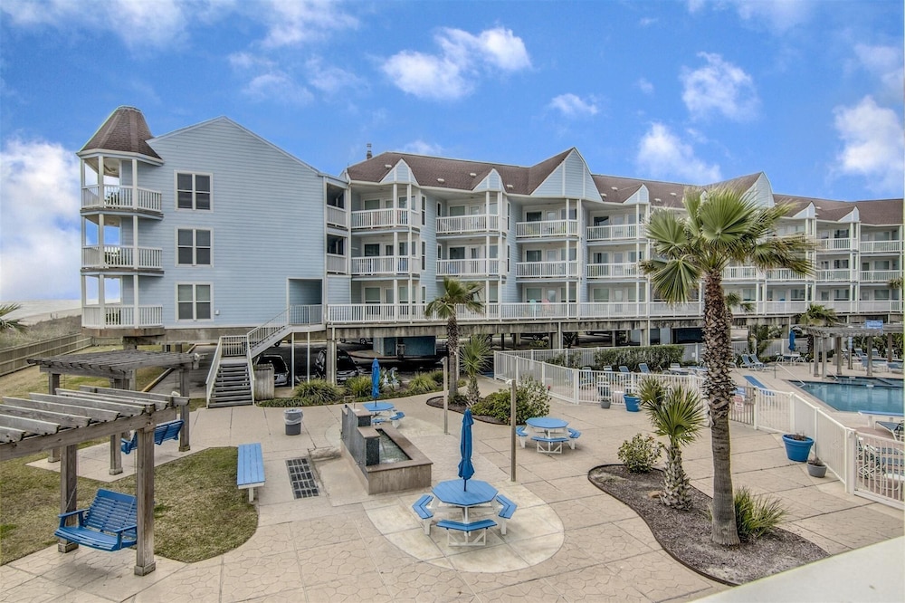 Seascape 2111 2 Bedroom Condo by RedAwning