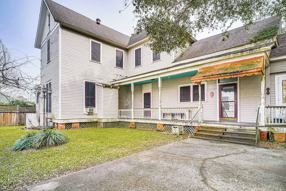 Historic Home w/ Wraparound Porch: Walkable Area!