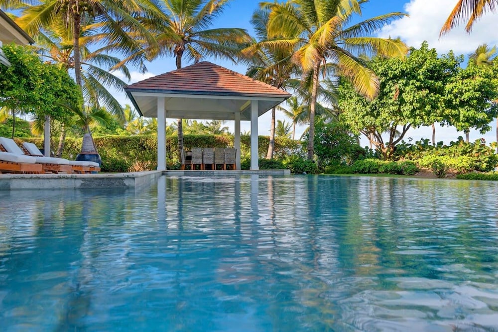 Oceanfront Golf Course Estate w Pool Guest House
