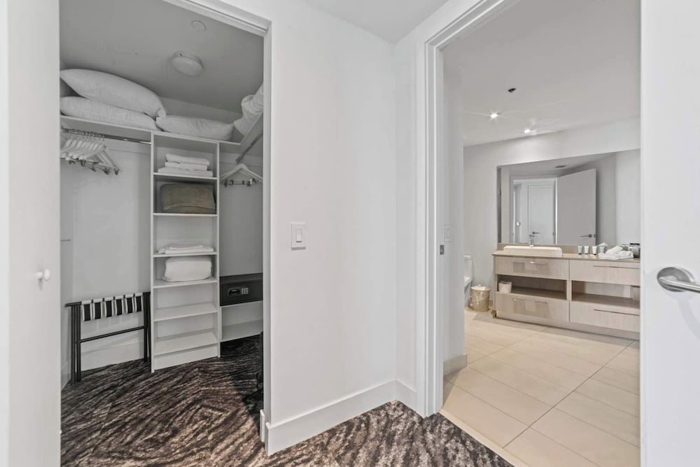 Sunny Balcony - Beautiful Stay for 2 With Ocean Views & Resort Amenities