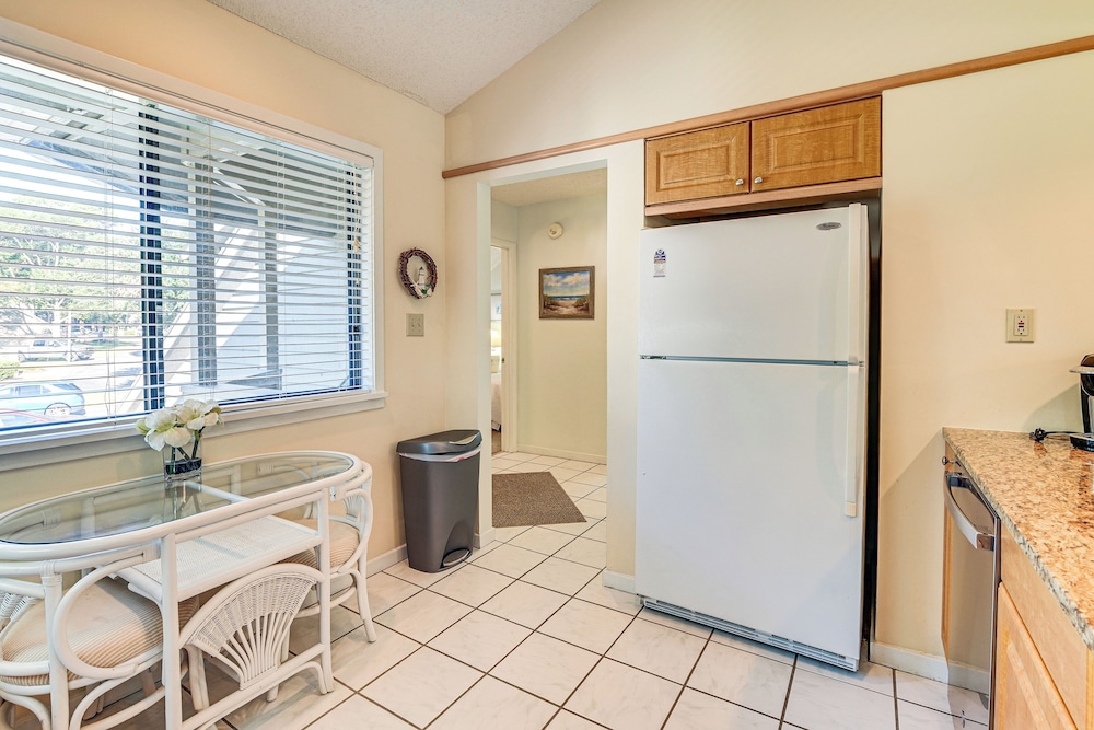 Unwind Poolside & Walk to Ocean! Myrtle Beach Unit