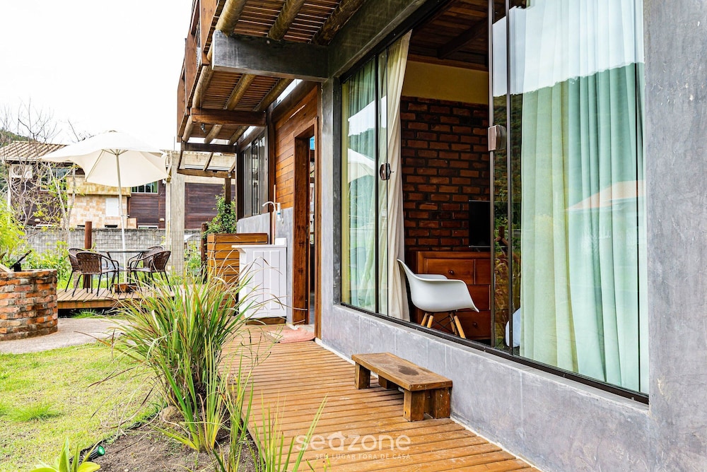 3BR Duplex w/ BBQ & Garage Near Beach Emb686