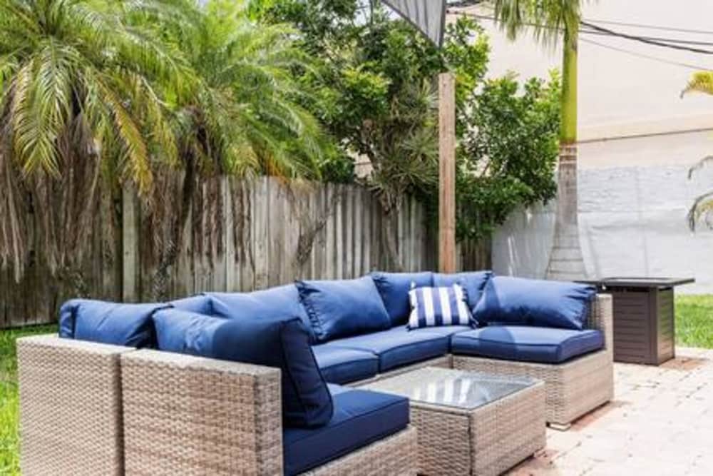 617 NW 30 CT Pool Patio 5Bd 3bath Fire Pit Parking for 3