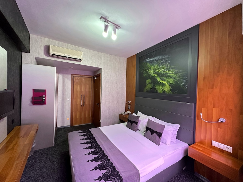 Black Art Otel - Image 35