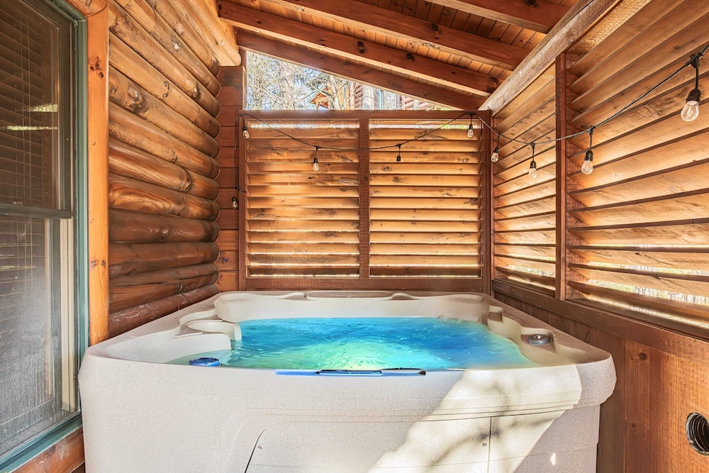 Bear Creek Way by Avantstay Hot Tub, Game Room, Air Hockey, Near Dollywood & Smoky Trails
