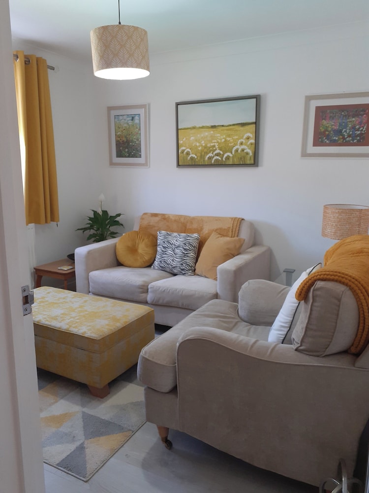 1-bed Seaside Retreat - Sleeps 2, Parking & Garden