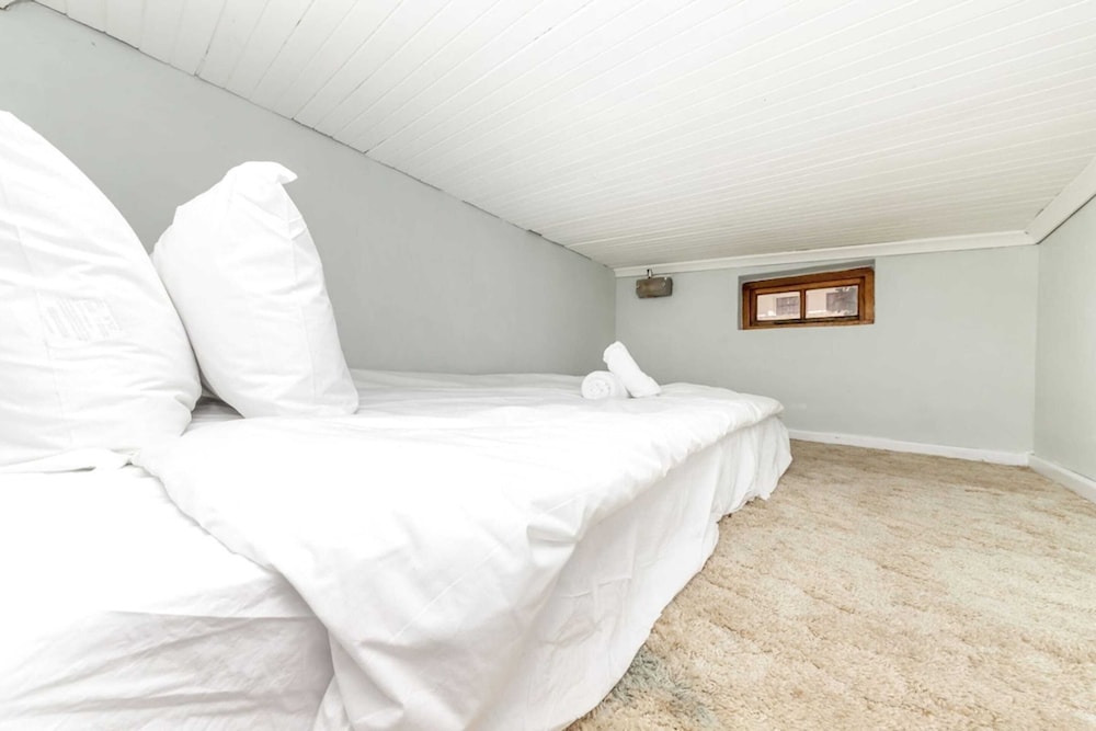 Beachside 2BD Home in the Heart of Sea Point! view 3