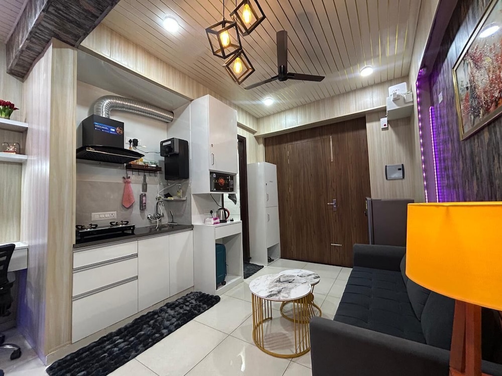 Spacious 1bhk for 6 Guests King & Sofa Beds Zirakpur,chandigarh,mohali,tricity