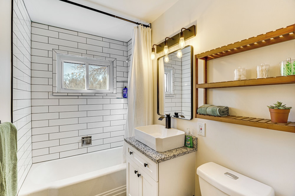 2 Mi to Downtown Colorado Springs: Apt w/ Grill!