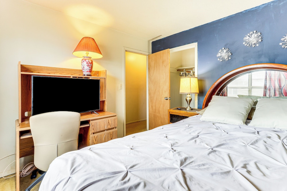 3 Mi to Dtwn New Haven: Colorful Condo w/ Yard!