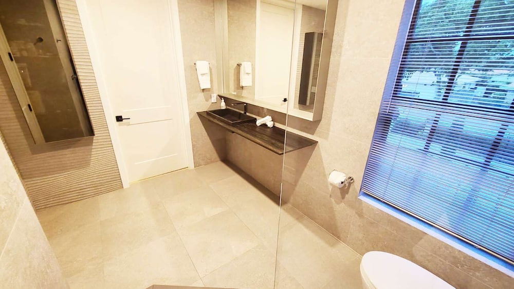 New 5 Bedroom Modern Villa on Golf Course