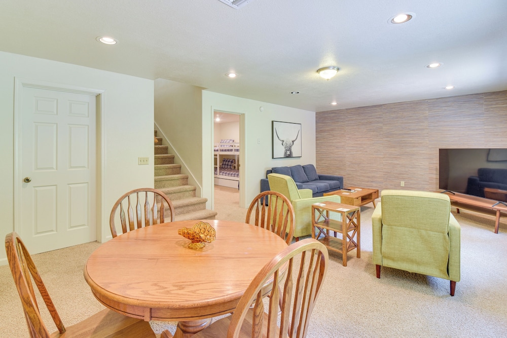 Gateway to Yosemite: Group-friendly Groveland Home