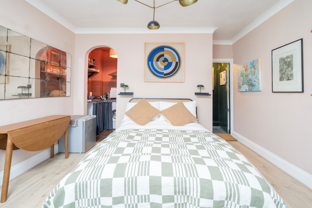 Charming Studio moments from Portobello